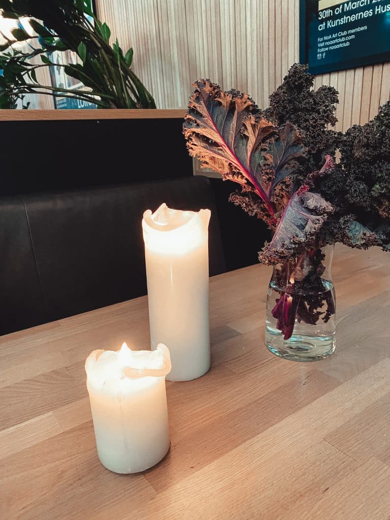 Bord dekorert med grønnsaker fra Drøbak